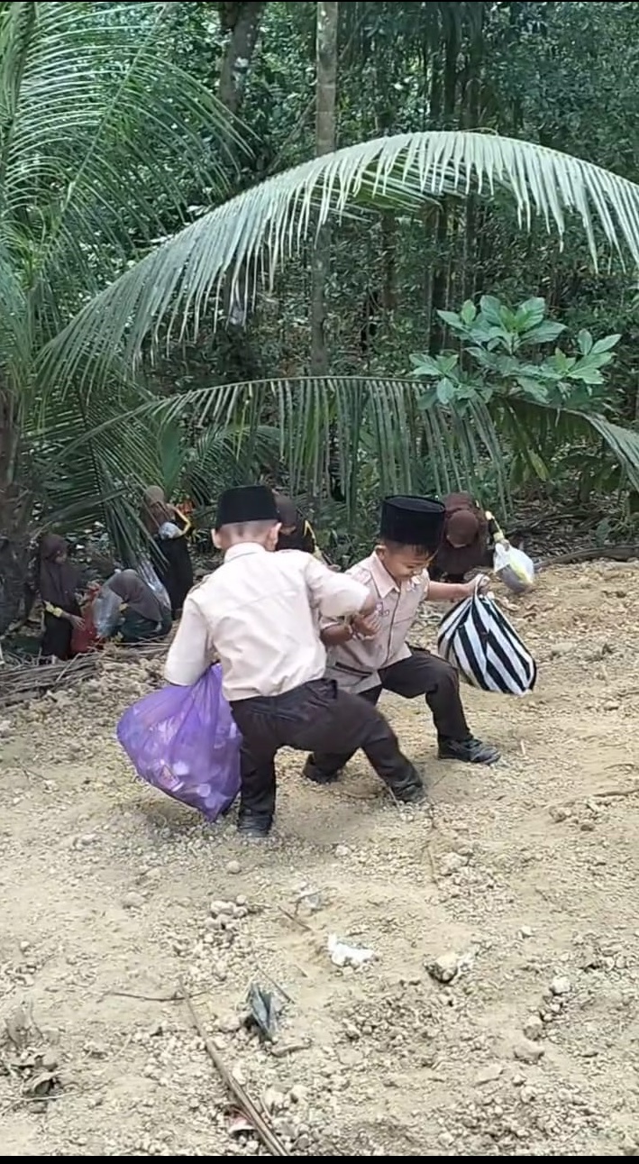 Menjemput Berkah di Hari Jumat melalui Gerakan Jumat Berseri di MI Sultan Agung 1 Kalipoh
